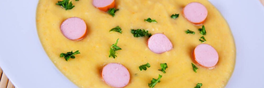 Diese leckere und deftige Kartoffelsuppe ist der Hit in der kalten Jahreszeit und schmeckt garantiert der ganzen Familie.