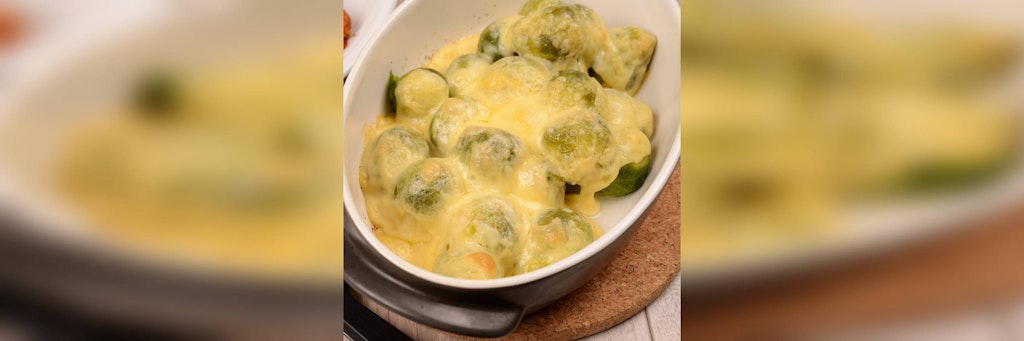 Mit Käse überbackener Rosenkohl schmeckt ganz hervorragend.