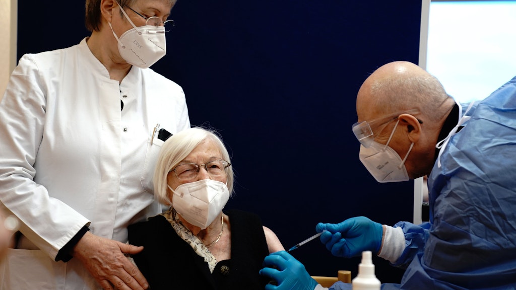 Die 101-jährige Gertrud Haase war die erste Berlinerin, die gegen Corona geimpft wurde. Auch ihr geht es heute sehr gut. „Ich habe den Piks gar nicht gemerkt“, sagte sie damals.