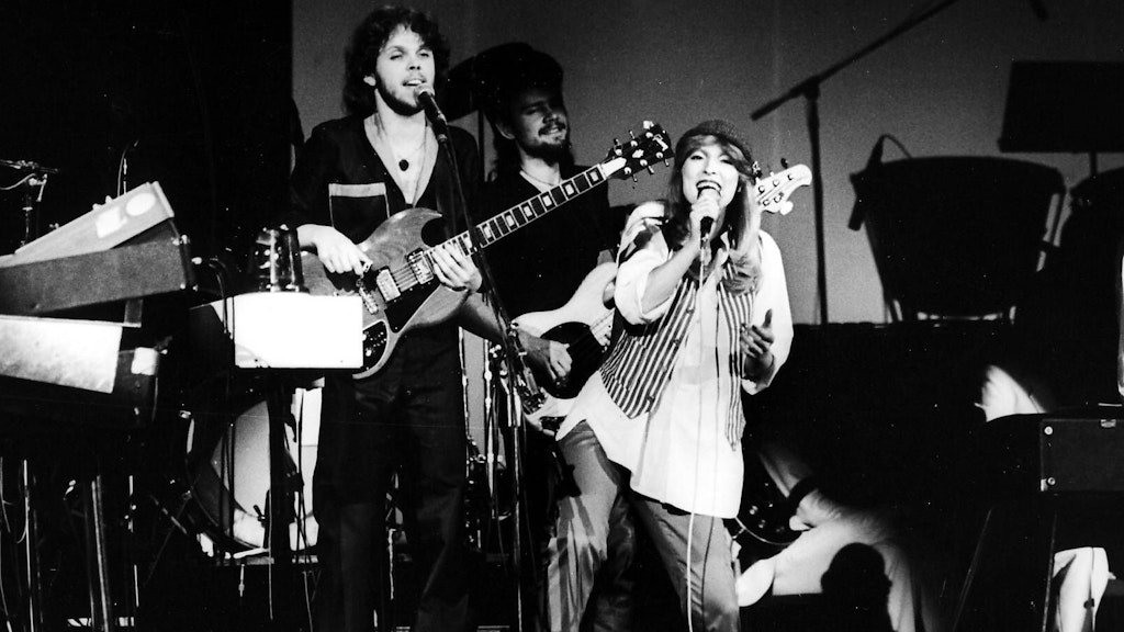 Das war 1980: Jürgen Ehle bei einem Auftritt mit Veronika Fischer. Im Hintergrund ist Bassist Jäcki Reznicek (heute Silly) zu sehen.