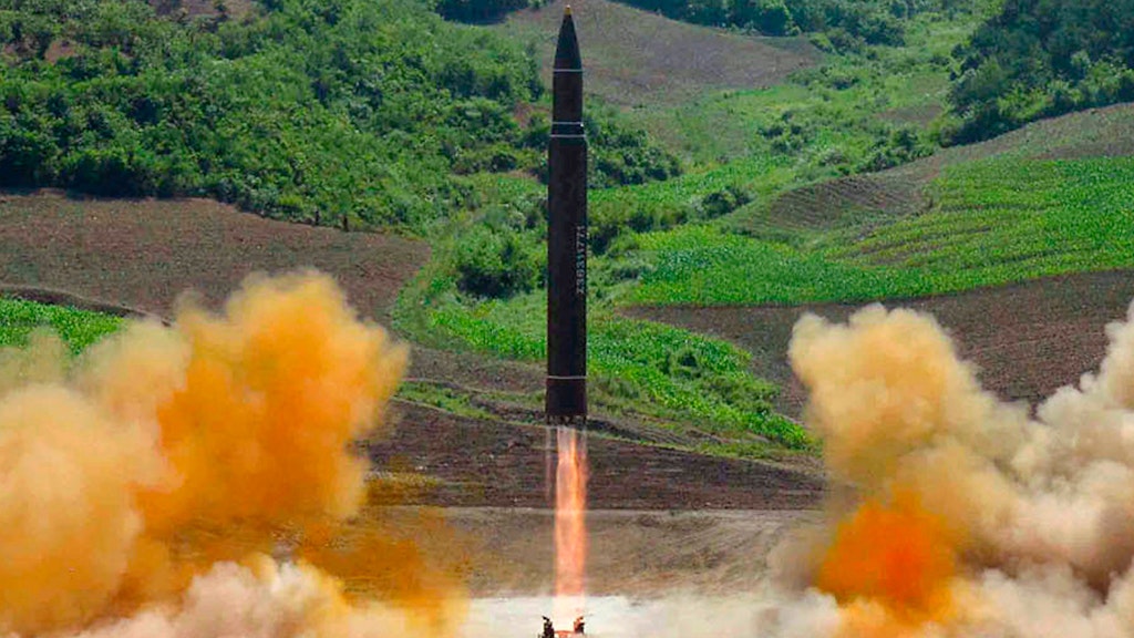 Laut der nordkoreanischen Nachrichtenagentur zeigt das Foto den Start einer Interkontinentalrakete, die auch Atomsprengköpfe tragen kann.