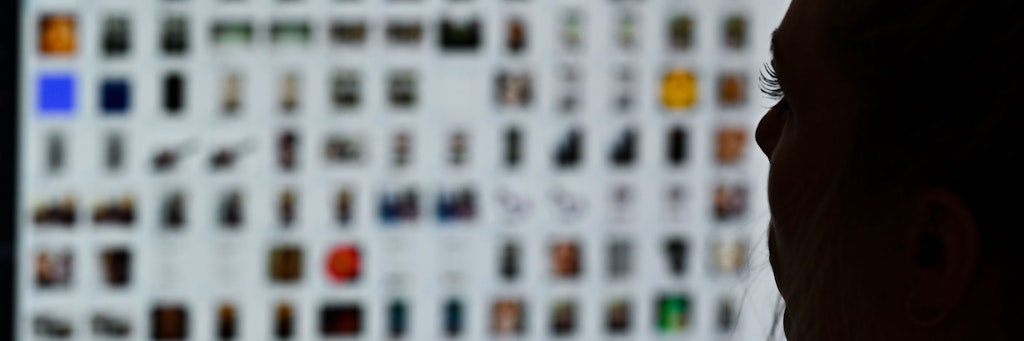 Polizistin vor einem Auswertungscomputer bei Ermittlungen gegen Kinderpornografie und sexuellem Missbrauch. (Symbolbild)