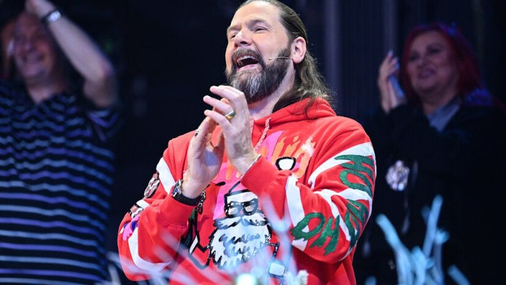Rea Garvey ist im Weihnachts-Pullover beim „The Masked Singer“-Special dabei.