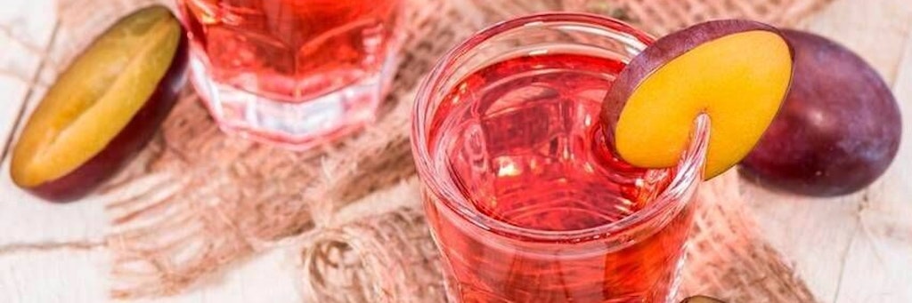 Wie wäre es mit einem köstlichen Pflaumenlikör? Natürlich selbst gemacht. Das ist mit diesem simplen Rezept wirklich einfach und macht garantiert richtig viel her.