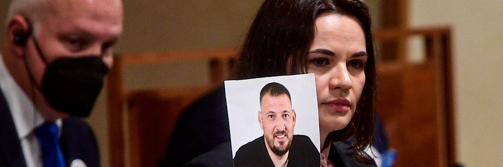 Swetlana Tichanowskaja zeigte bei einer Rede ein Foto ihres Ehemanns Sergej, der 18 Jahre ins Straflager soll. 