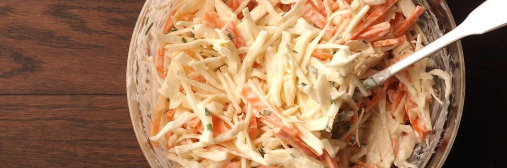 Mit wenigen Handgriffen zaubern Sie einen Coleslaw-Salat wie im amerikanischen Spitzenrestaurant.