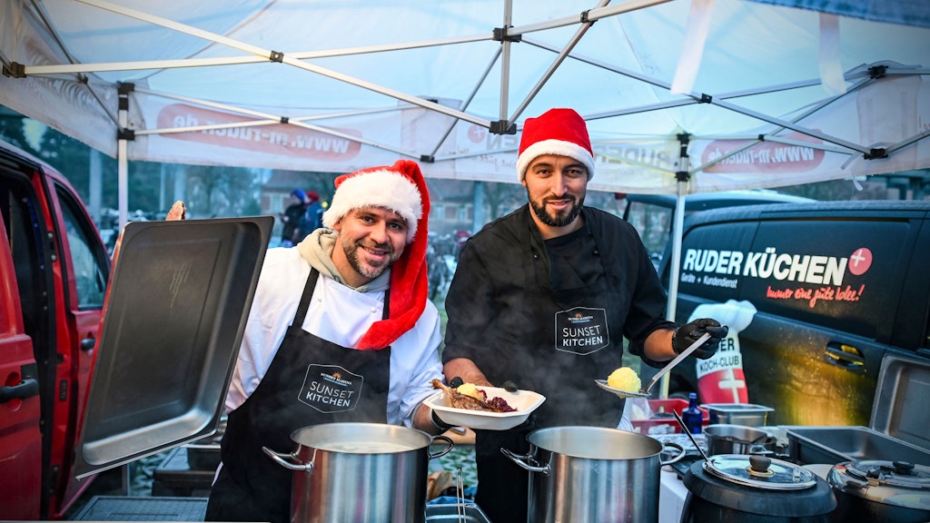 Die beiden Köche Jahannes Wagner und Roman Maaßen servieren 150 Weihnachtsmenüs für ihre Gäste