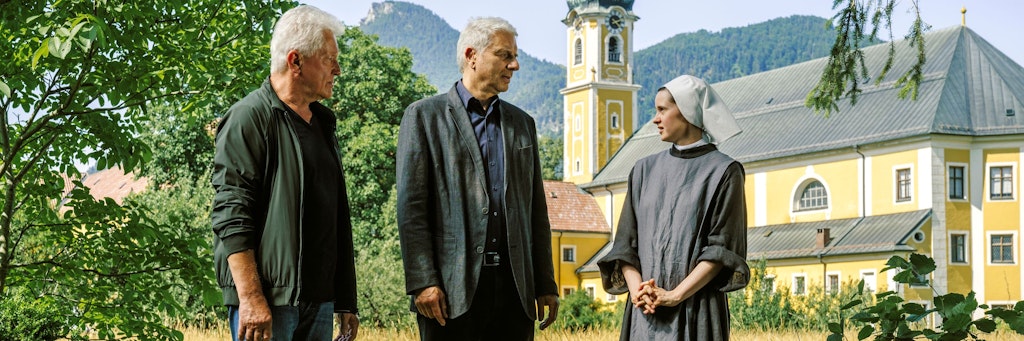 Im neuen Münchner „Tatort“ geschieht ein kaltblütiger Giftmord an einem Wirtschaftsprüfer. Ivo Batic (Miroslav Nemec) und Franz Leitmayr (Udo Wachveitl) verhören Schwester Antonia (Maresi Riegner).