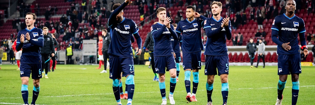 Vladimir Darida, Kevin-Prince Boateng, Krzysztof Piatek, Davie Selke, Niklas Stark und Dedryck Boyata klatschen den mitgereisten Hertha-Fans Beifall. Nur die Anhänger waren in Mainz bundesligareif.