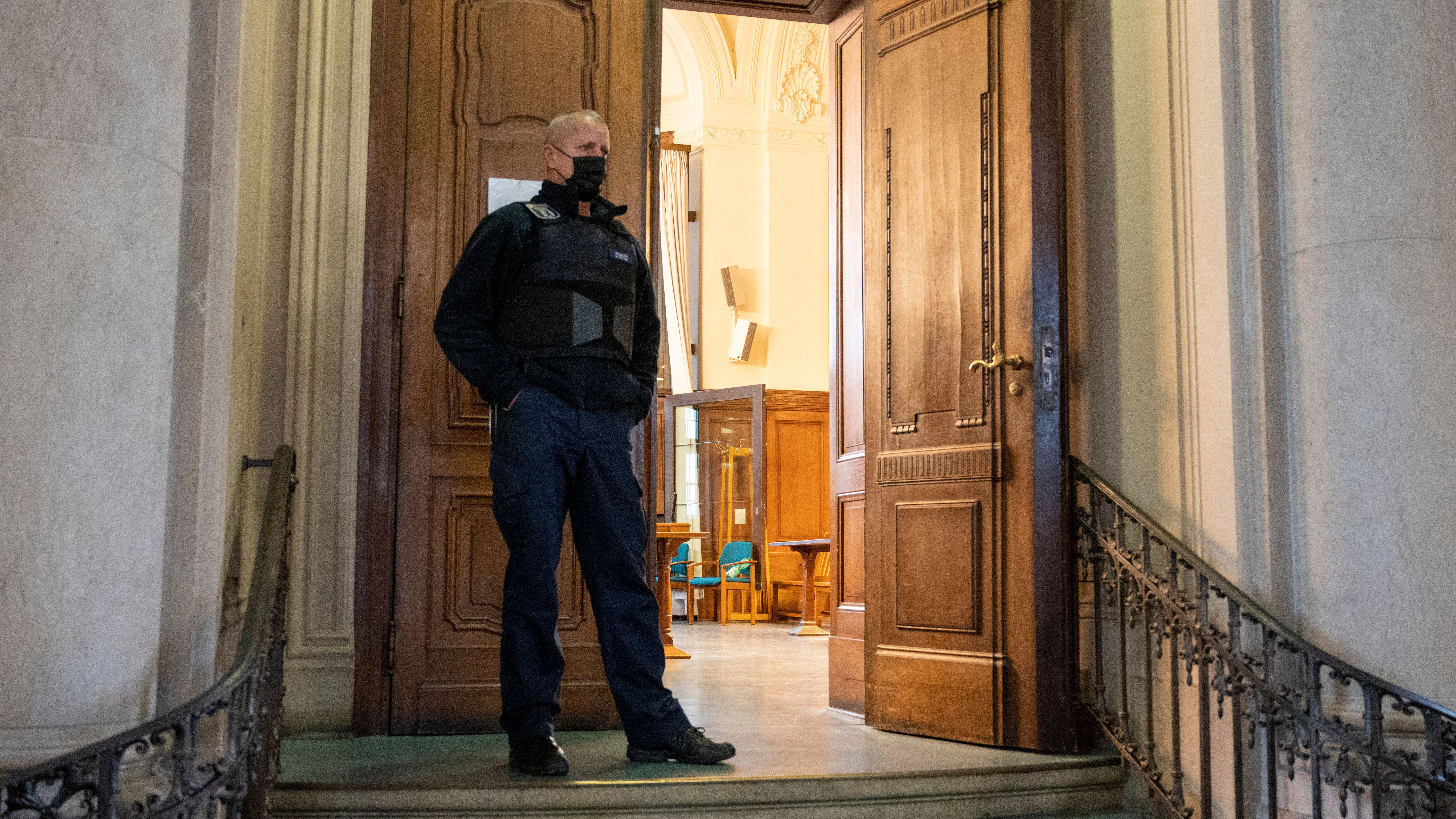 Ein Justizbeamter steht vor dem Gerichtssaal beim Tiergartenmord-Prozess.