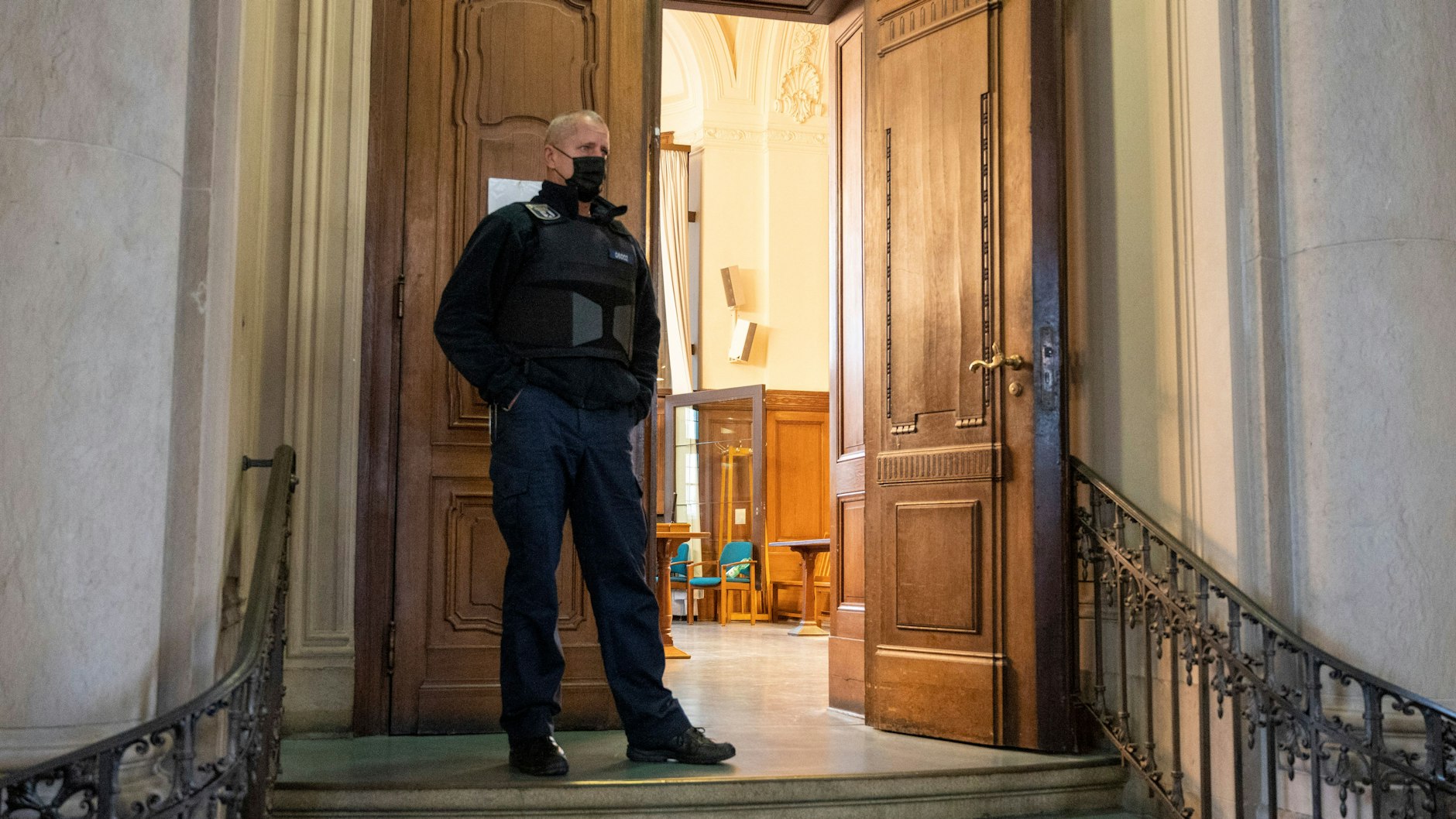 Ein Justizbeamter steht vor dem Gerichtssaal beim Tiergartenmord-Prozess.