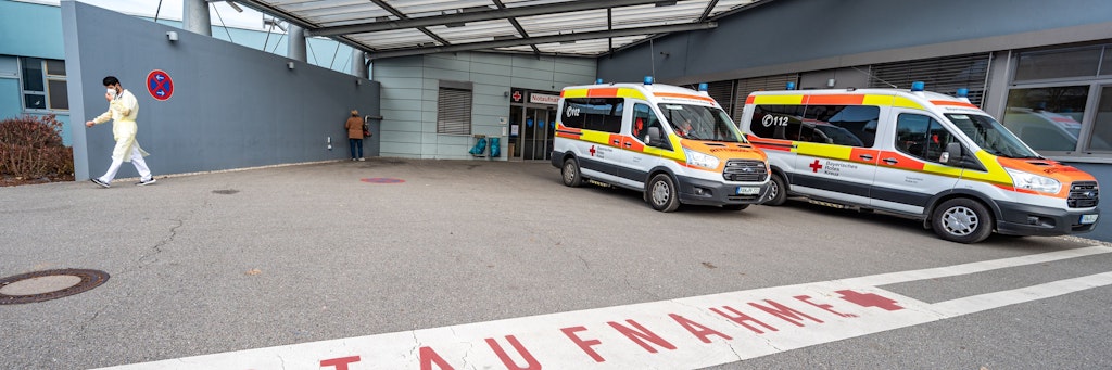 Eggenfelden: Krankenwagen stehen vor der Notaufnahme der Rottal-Inn Kliniken in Eggenfelden.