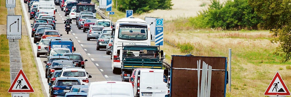 Seit 2018 wird hier gebaut: Der Verkehr staut sich auf dem Autobahnzubringer A114. 