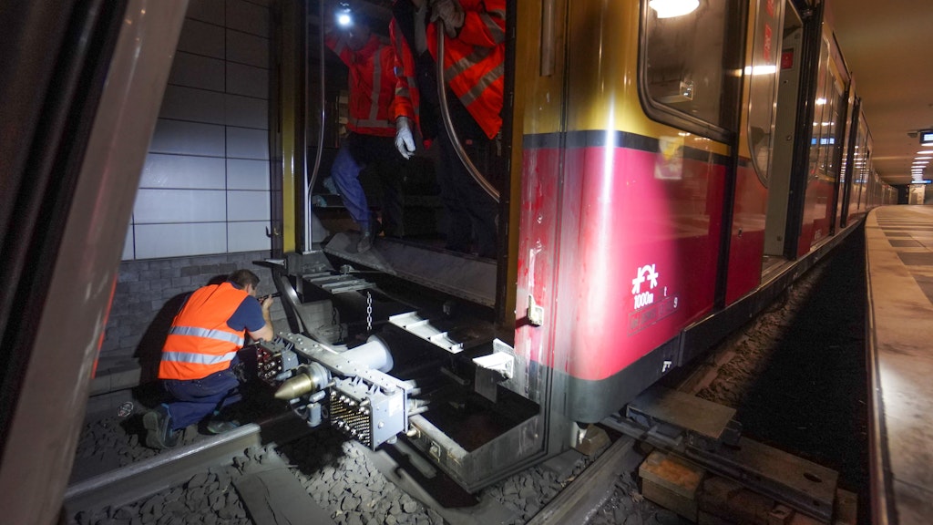 Der abgekoppelte S-Bahn-Wagen: Deutlich ist das Drehgestell zu sehen, das von den Schienen gesprungen war.