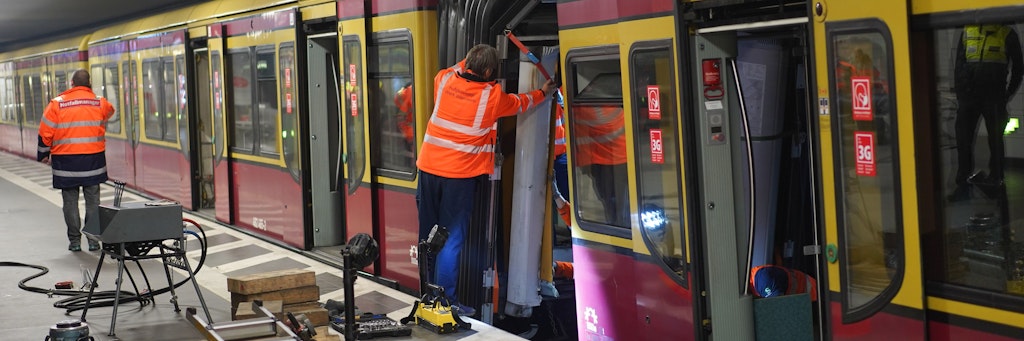 Die entgleiste S-Bahn im Bahnhof Friedrichstraße: Techniker treffen Vorbereitungen, damit der in der Mitte den Zug wieder auf die Schienen gehoben werden kann.