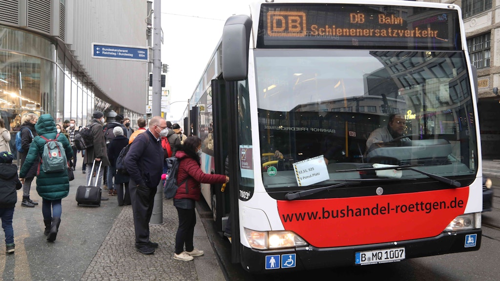 Zwischen den Bahnhöfen Potsdamer Platz und Nordbahnhof pendeln nun Busse als Schienenersatzverkehr.