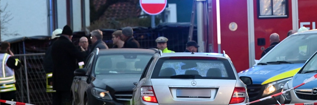 24.02.2020 im hessischen Volkmarsen: Mit dem Mercedes war Maurice P. in die Menge Feiernder gefahren. +++
