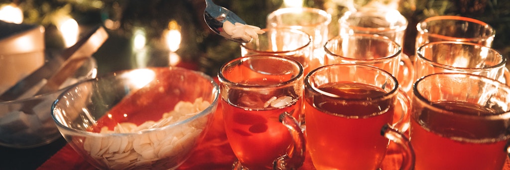 Zum Weihnachtsgebäck gibt es in Finnland eine Tasse Glühwein, der Glögi heißt. Er ist weniger süß als deutscher Glühwein und wird normalerweise mit Rotwein hergestellt. 