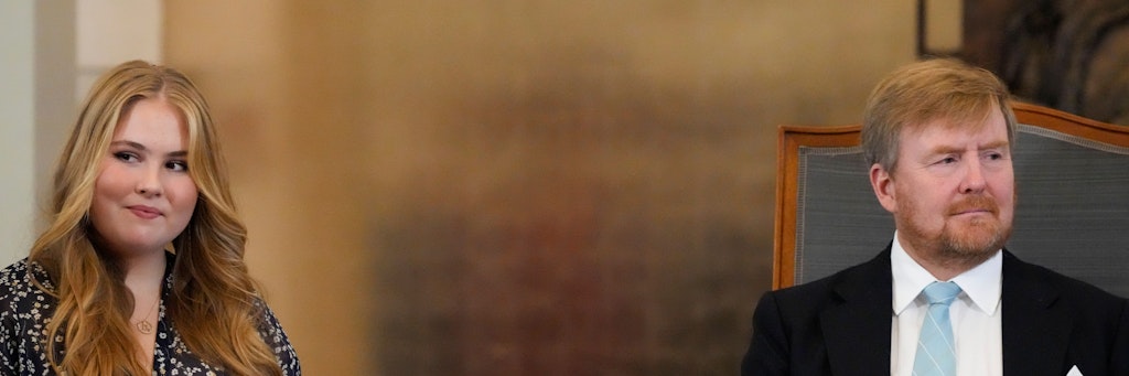 König Willem-Alexander von den Niederlande sitzt neben seiner Tochter Prinzessin Amalia. Die feierte ihren Geburtstag groß. 