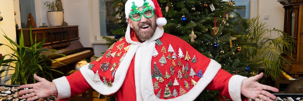 Der in Berlin lebende Brite Adam Wide hat ein Faible für Weihnachten - und sammelt Broschen, die zu diesem Fest gehören. 