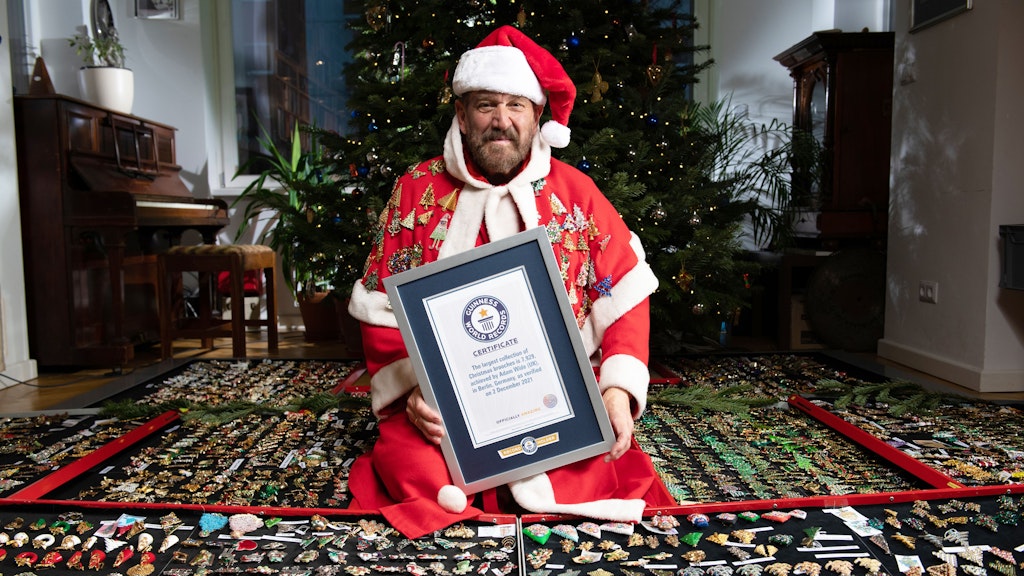 Adam Wide (68) aus Hastings sammelt Weihnachtsbroschen. Zu seiner Sammlung gehören 7929 Schmuckstücke. 