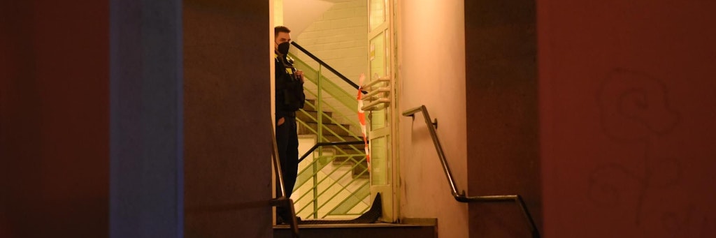 Mitten in Berlin wurde eine Frau brutal niedergestochen und musste wiederbelebt werden. Jetzt ermittelt die Mordkommission.