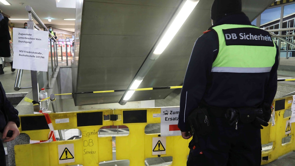 Im Bahnhof Friedrichstraße sind die Zugänge zu den unterirdischen Bahnsteigen gesperrt, wo der entgleiste S-Bahn-Zug in der Einfahrt steht.