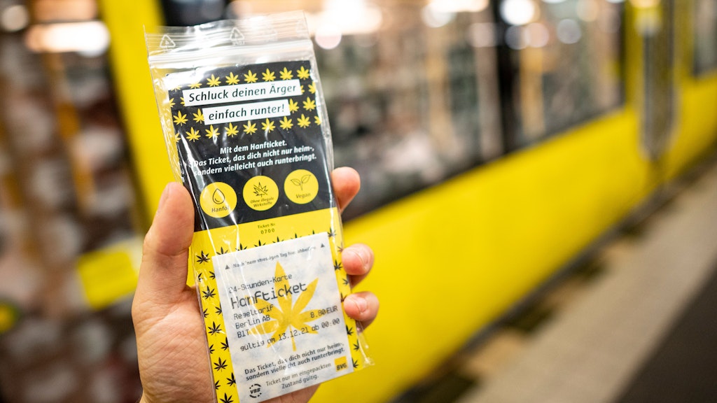 Das Hanfticket der BVG : Damit wollen die Verkehrsbetriebe die gesellschaftliche Akzeptanz von Cannabis testen, heißt es.