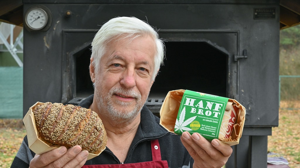 Wolfgang Scharmer aus Brandenburg nutzt Hanf bereits: Der Bäckermeister im Ruhestand hat eine Backmischung für Hanfbrot entwickelt, das jeder unkompliziert nachbacken kann.