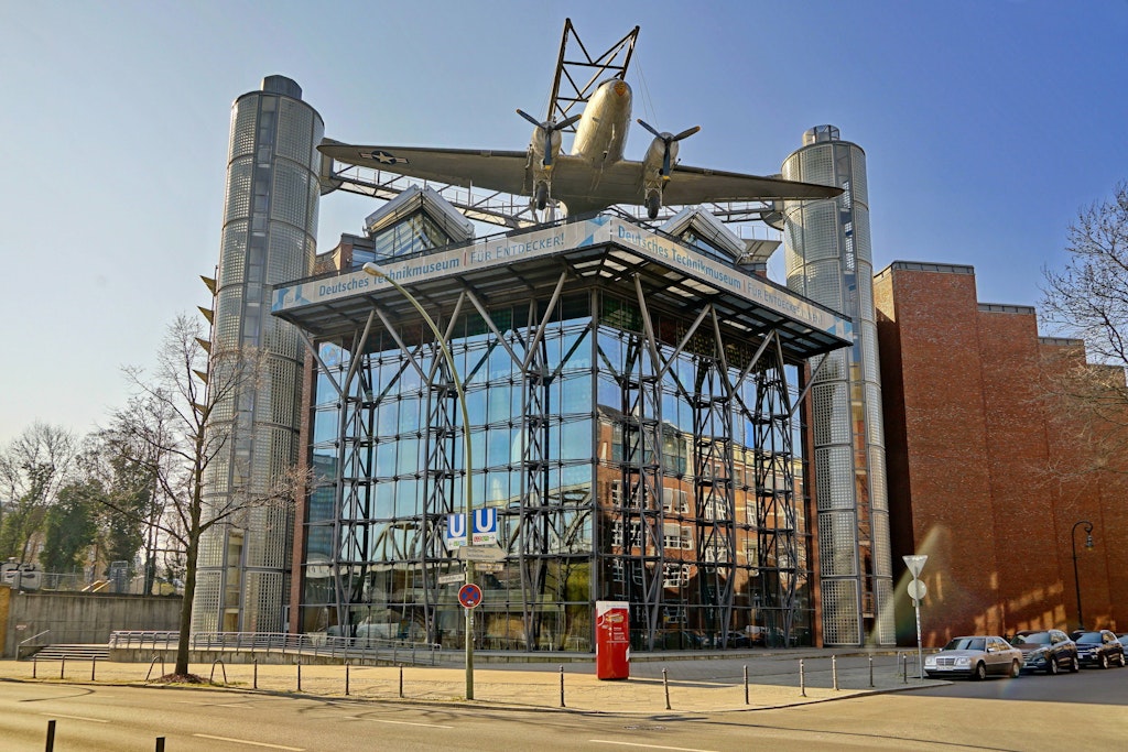 Das Deutsche Technikmuseum mit dem Rosinenbomber auf dem Dach als Wahrzeichen.