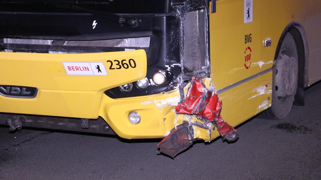 Teile des Kleinwagens stecken in Tempelhof noch im BVG-Bus fest.