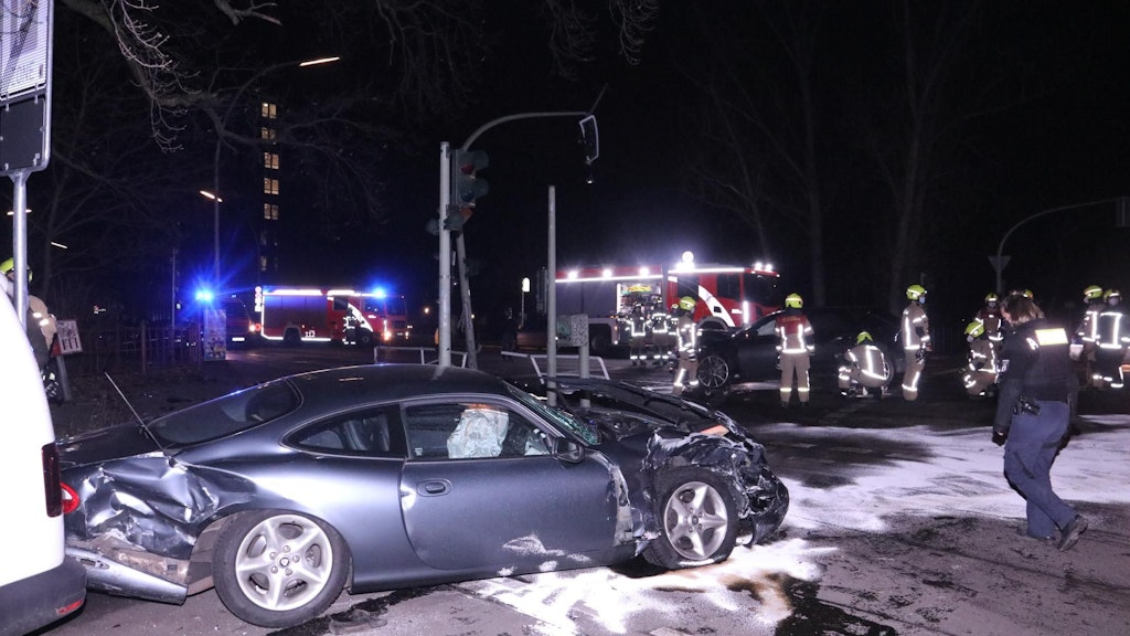 Ein Audi RS6 Avant 4.0 TFSI und ein Jaguar XK8 V8 krachten in Moabit ineinander.