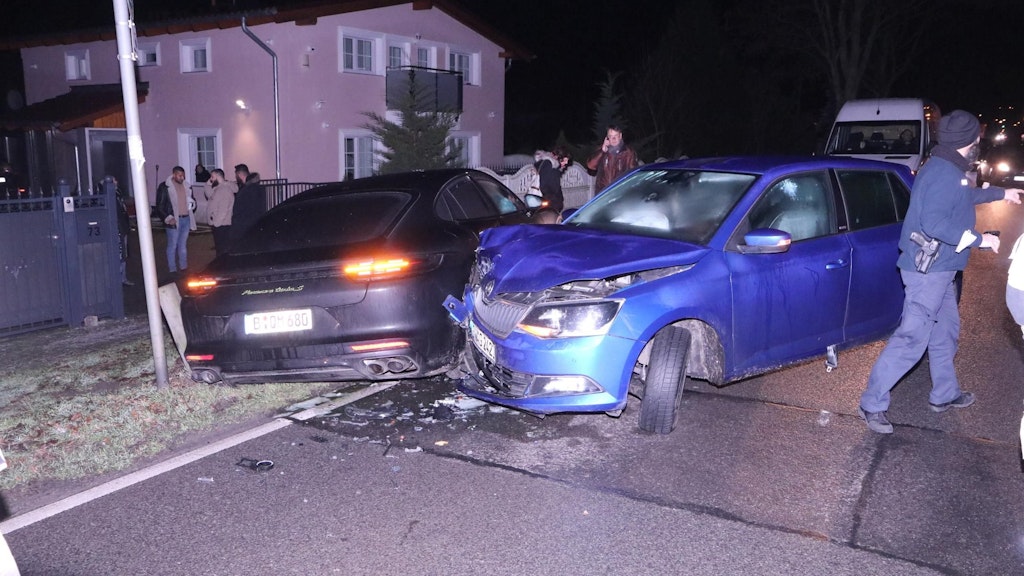 In Baumschulenweg wurde ein Porsche Panamera Turbo S hybrid in einen Seitengraben geschoben.
