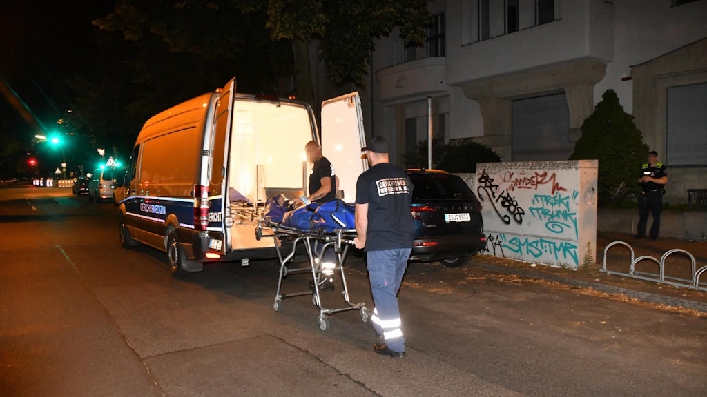 12. Juli 2021: Die Leiche von Ilse W. wird von der Gerichtsmedizin abgeholt.