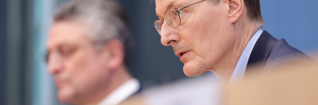 Lothar Wieler (l.) Präsident des Robert-Koch-Instituts mit Bundesgesundheitsminister Karl Lauterbach am Donnerstag in Berlin.