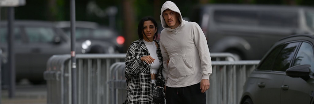 Max Kruse und seine frisch angetraute Frau Dilara auf dem Parkplatz der Alten Försterei.