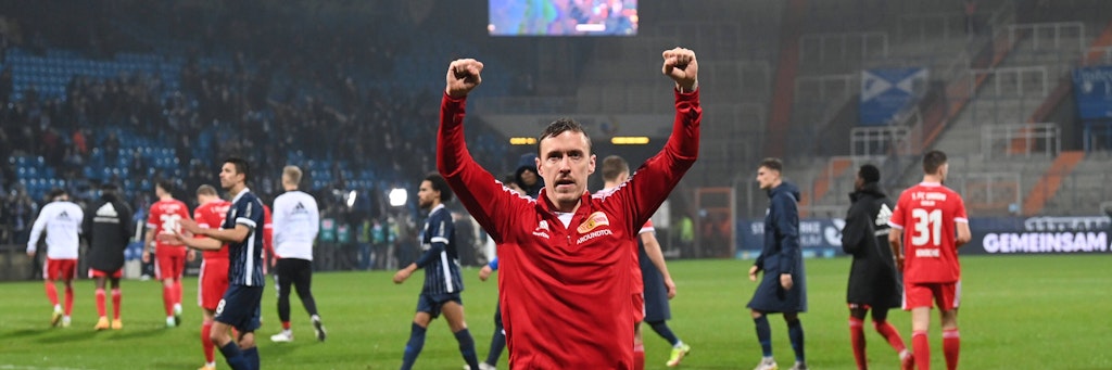 Der Triumphator! Max Kruse jubelt nach dem Abpfiff über das 1:0 in Bochum – und teilte auf der Heimreise gegen einige VfL-Fans aus.