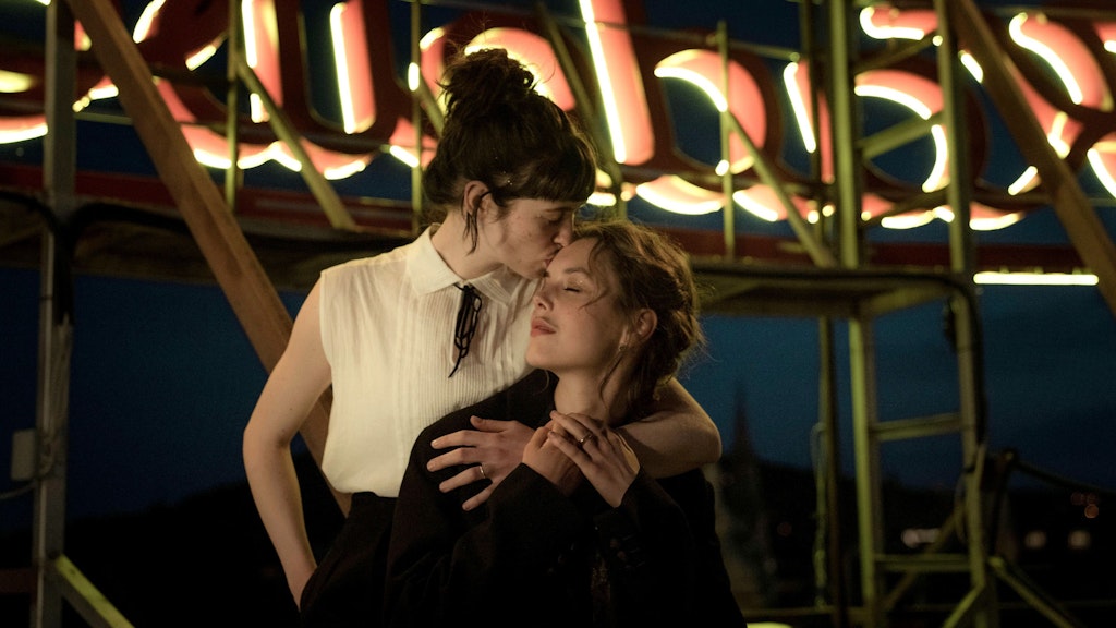 „Eldorado KaDeWe“ zeigt die lesbische Liebe zwischen Hedi (Valerie Stoll, re.) und Fritzi (Lia von Blarer).