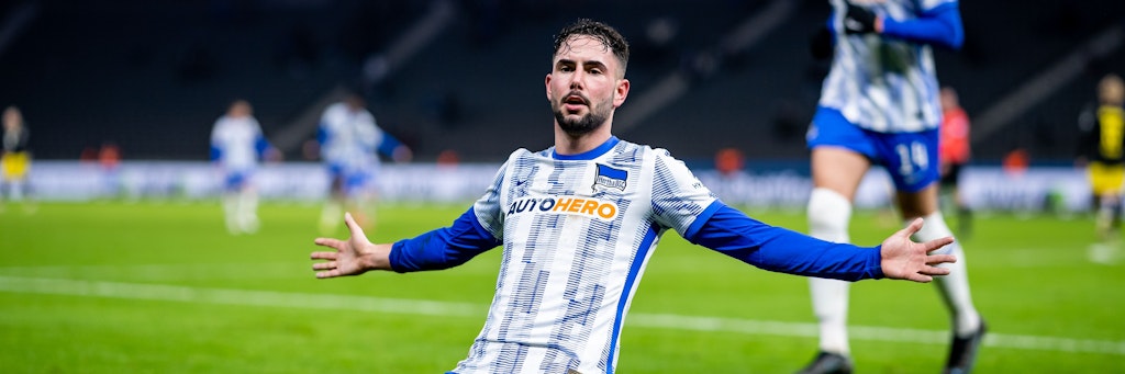 Marco Richter jubelt nach seinem zweiten Treffer zum 3:1 gegen Borussia Dortmund.
