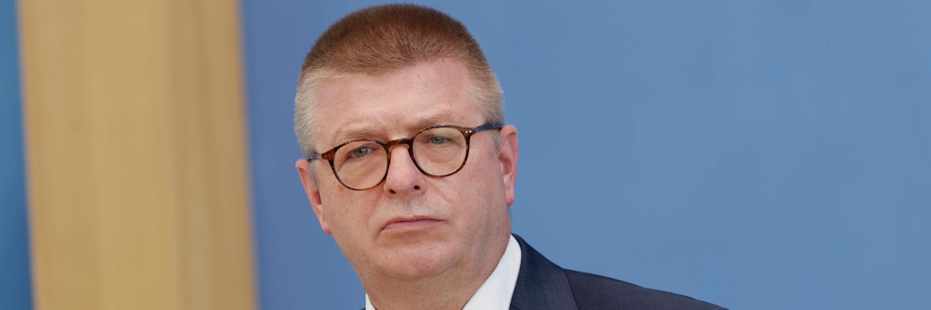 Thomas Haldenwang, Chef des Bundesamtes für Verfassungsschutz, hat sorge vor neuen Gewaltausbrüchen aus der Querdenker-Szene.