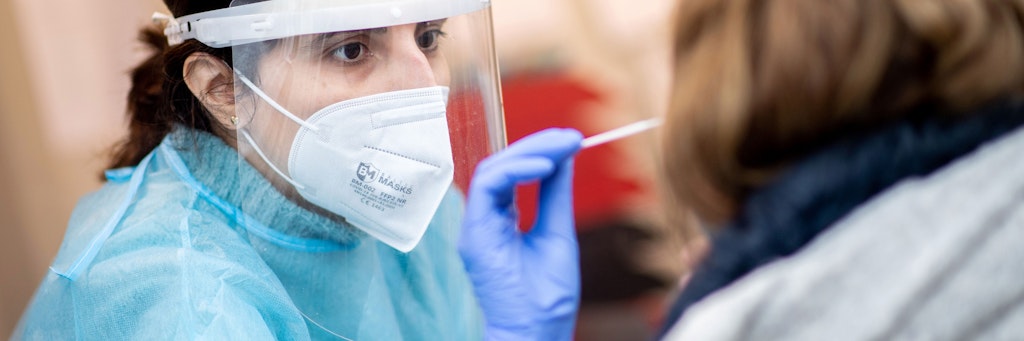 Bei immer mehr Corona-Tests wird auch in Deutschland die Omikron-Variante festgestellt.