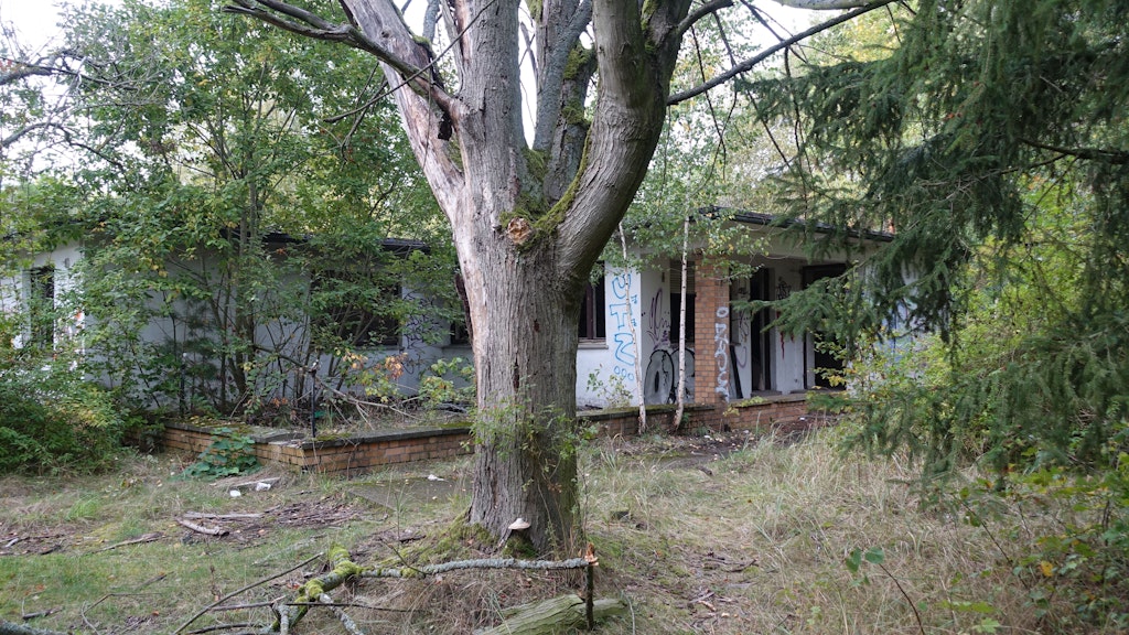 In dieser Ruine befindet sich einer der Zugänge in den Stasi-Bunker der Berliner Bezirksverwaltung.