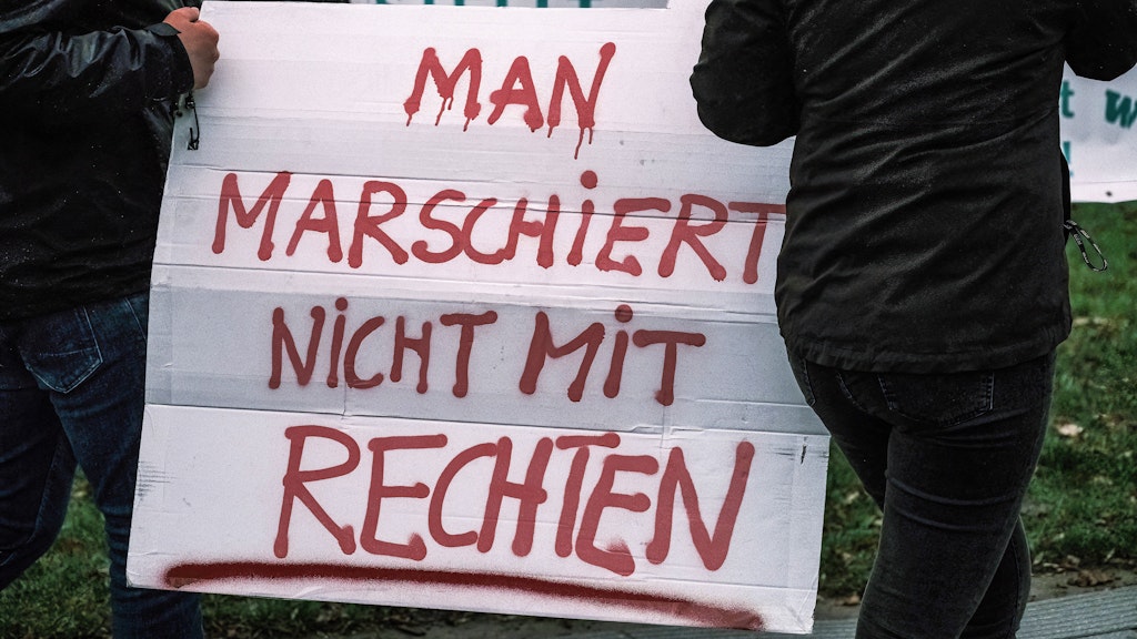 Gegendemonstranten in Düsseldorf beklagen die Nähe zwischen Rechtsextremisten und Gegnern der Corona-Maßnahmen.