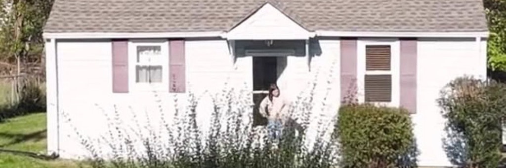 Demi Skipper vor ihrem Haus in Tennessee
