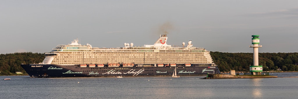 Das Kreuzfahrtschiff „Mein Schiff 4“ vor Kiel. Aktuell ist es vor den Kanarischen Inseln unterwegs. Auf ihm kam es zu mehreren Corona-Fällen.