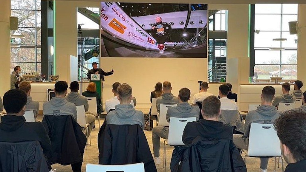 Joey Kelly hielt vor den Spielern Greuther Fürths einen Vortrag über sein Leben als Extremsportler.