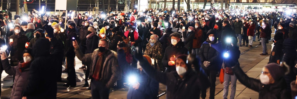 Überwiegend mit Maske und Abstand erinnerten 30.000 Wiener auf der Ringstraße an die im Zusammenhang mit einer Covid-19-Erkrankung Verstorbenen.