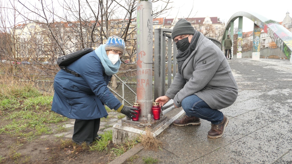 Petra Lange und Bernd Braun stellten vor der kleinen Zeremonie am Friedrich-Krause-Ufer Friedhofskerzen für Lukasz Urban auf.