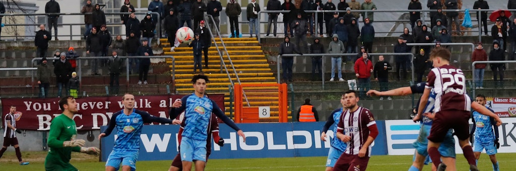 Kopfball ins Glück: Luca-René Heinrich (Nr. 29) steht in der Luft und schädelt den Ball zum 6:0 für den BFC Dynamo gegen Eilenburg in die Maschen.