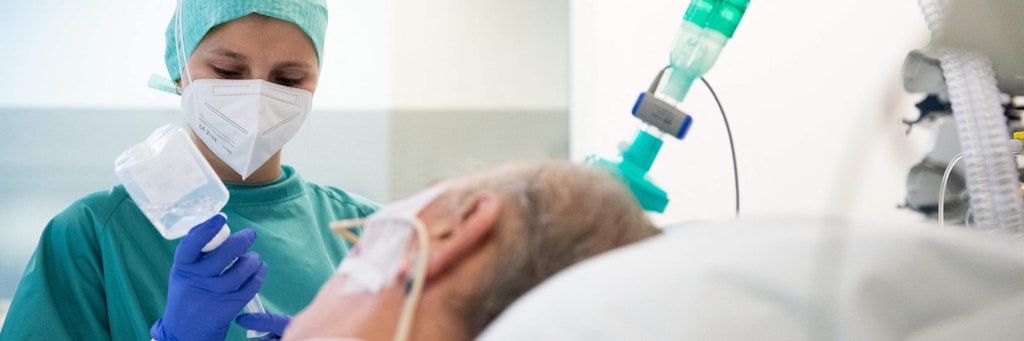 Versorgung eines Covid-Patienten (Symbolbild).